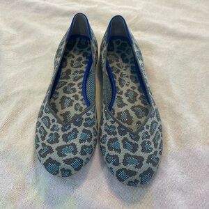 Rothy's The Flat shoes in a gray and blue spotted leopard print - 9.5